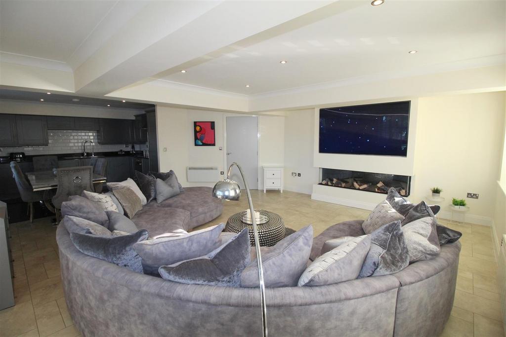 Elizabeth Court, Lounge Kitchen 4.JPG