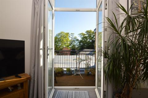 2 bedroom flat for sale, RYDE