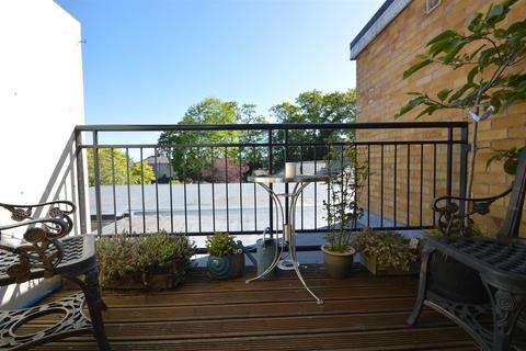 2 bedroom flat for sale, RYDE