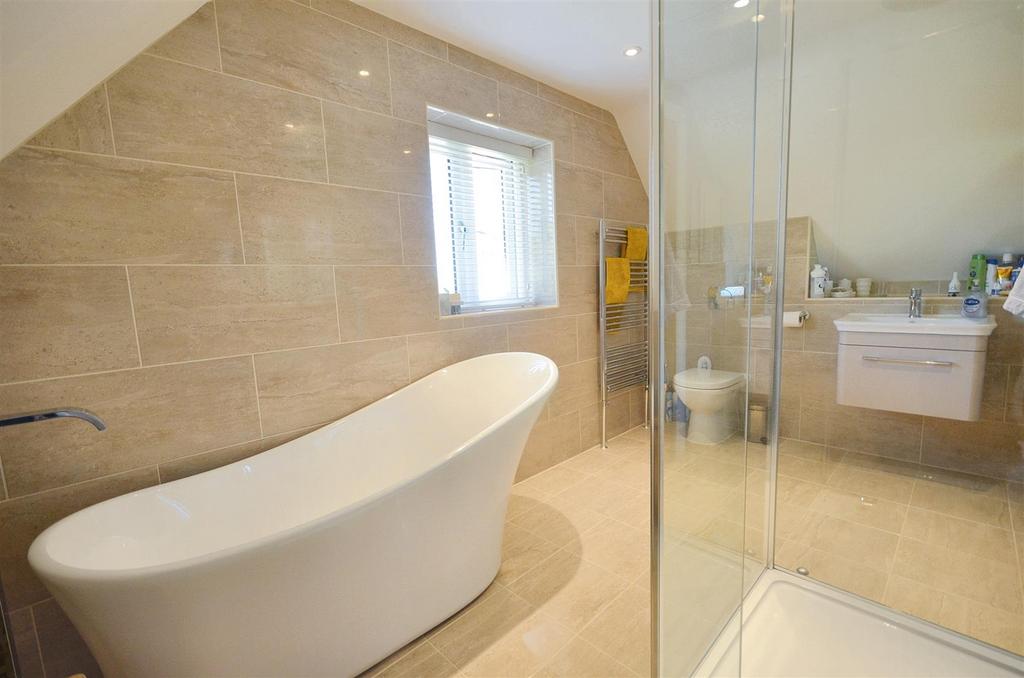 Main En-Suite