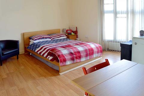 Studio to rent, High Street, Acton