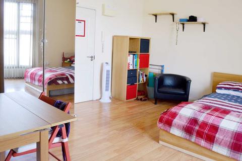 Studio to rent, High Street, Acton