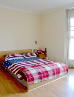 Studio to rent, High Street, Acton