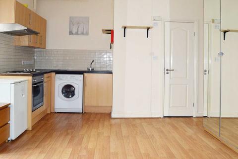 Studio to rent, High Street, Acton