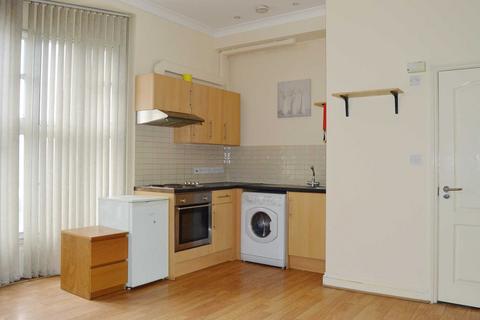 Studio to rent, High Street, Acton