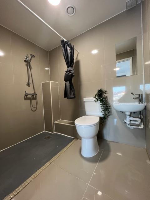 Ensuite In Room D