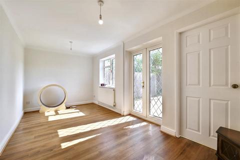8 Bladon Close, Nuneaton, CV11 6DF