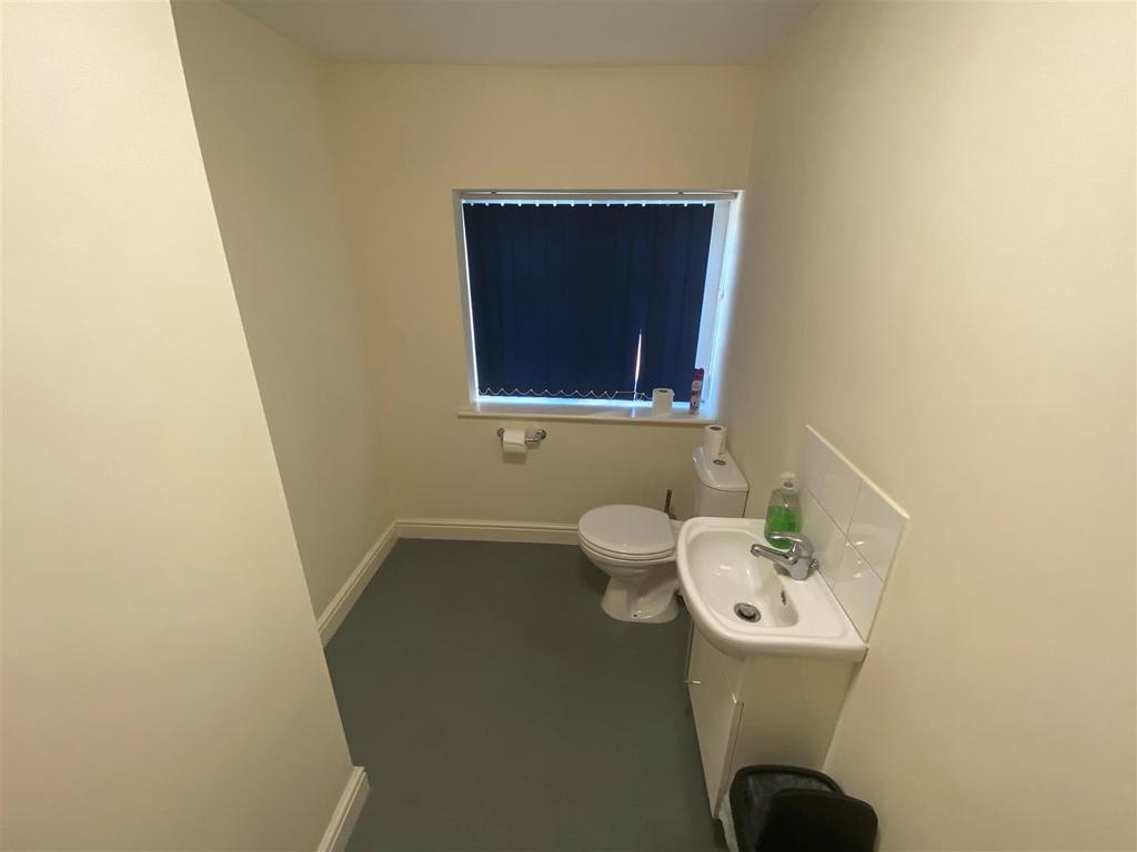 Regents House comm toilet 1.jpg
