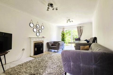 4 bedroom terraced house to rent, Grace Close, Ilford, IG6 3BW