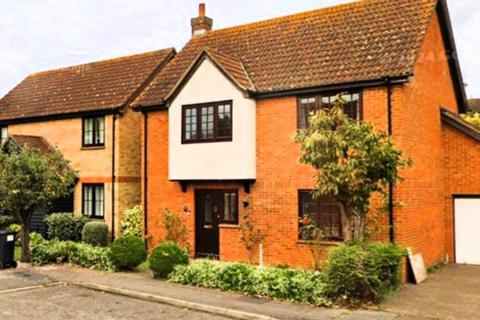 4 bedroom terraced house to rent, Grace Close, Ilford, IG6 3BW