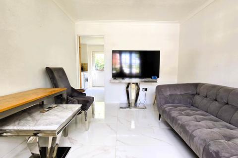 4 bedroom terraced house to rent, Grace Close, Ilford, IG6 3BW