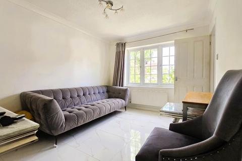 4 bedroom terraced house to rent, Grace Close, Ilford, IG6 3BW