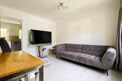 4 bedroom terraced house to rent, Grace Close, Ilford, IG6 3BW