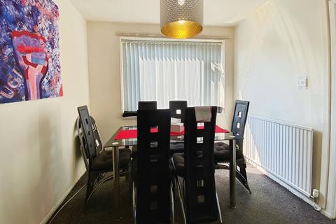 3 bedroom terraced house to rent, Southwick Road, Manchester, M23