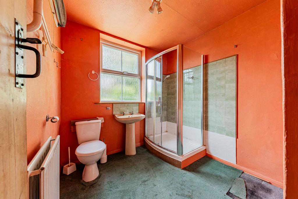 Bathroom W.C (1)