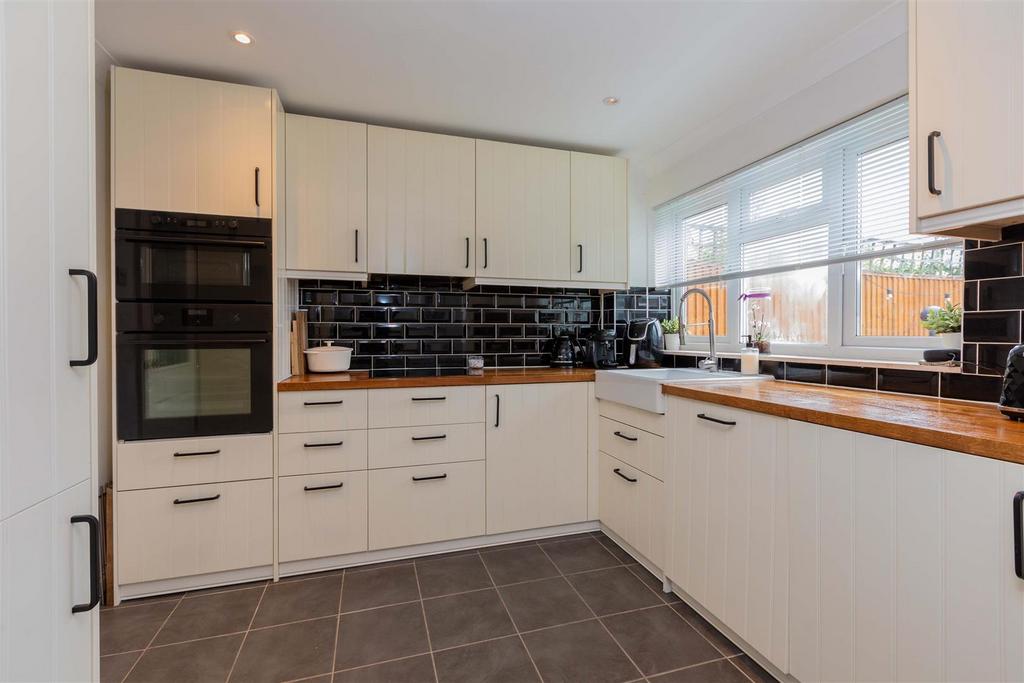 16 Robinhood Close-9.jpg