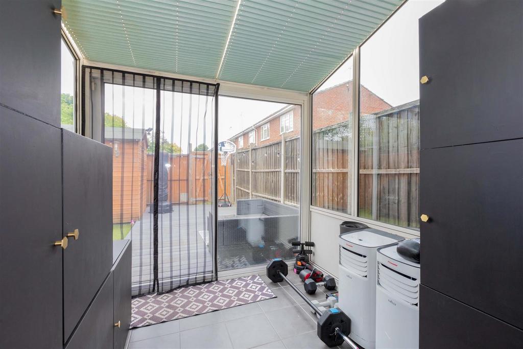 16 Robinhood Close-10.jpg