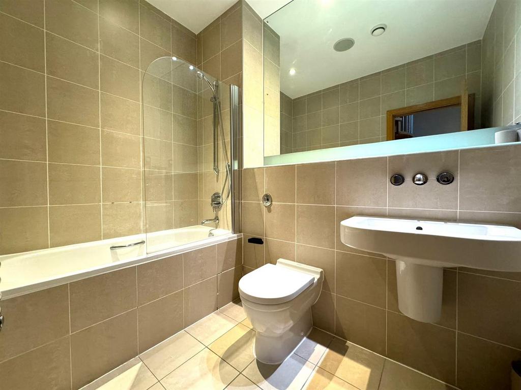 Main bathroom.jpeg