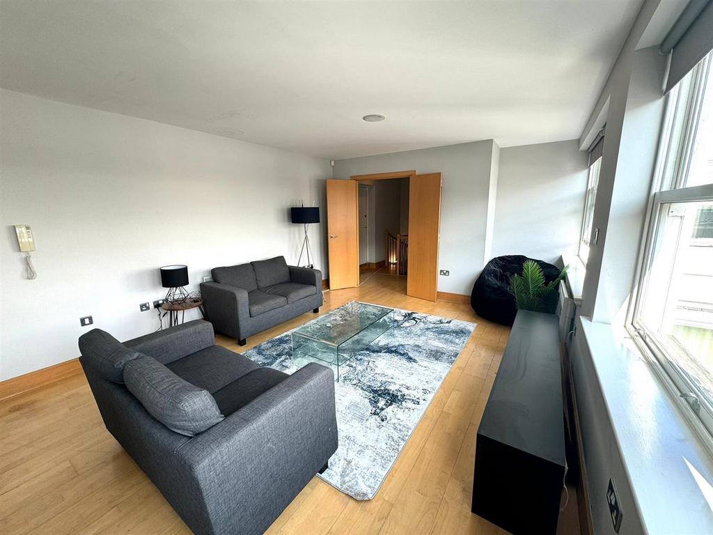 Living room pic 4.jpeg