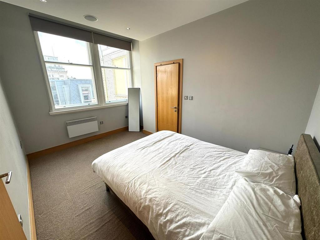 Main bedroom pic 2.jpeg