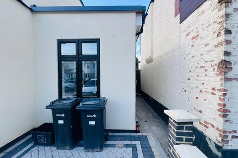 Studio to rent, Highcliffe Gardens, Ilford IG4