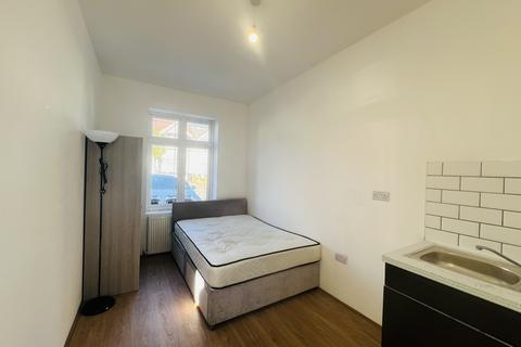 Studio to rent, Highcliffe Gardens, Ilford IG4