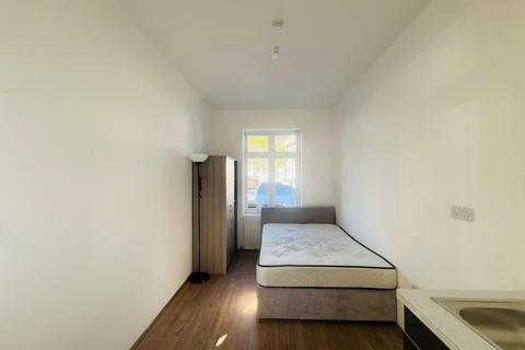Studio to rent, Highcliffe Gardens, Ilford IG4