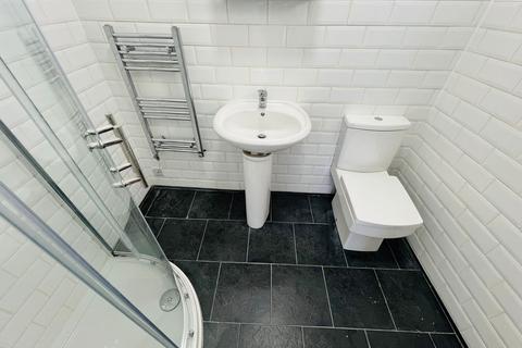 Studio to rent, Highcliffe Gardens, Ilford IG4