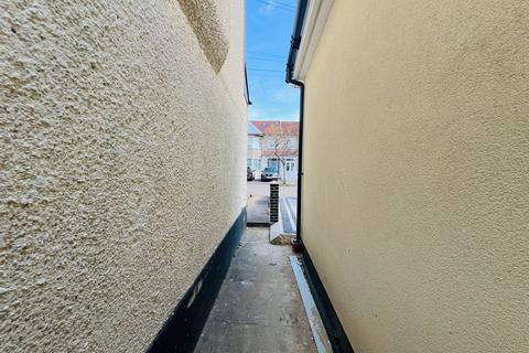 Studio to rent, Highcliffe Gardens, Ilford IG4