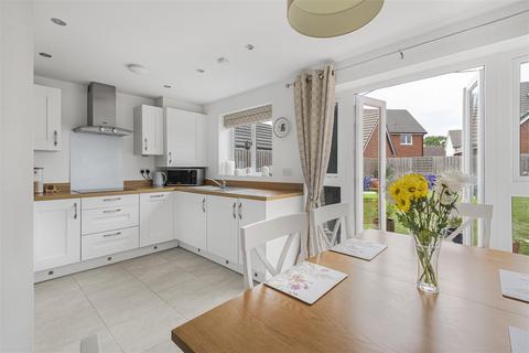 62 Hayes Drive, Three Mile Cross, Reading, RG7 1GA