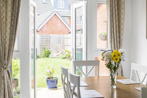62 Hayes Drive, Three Mile Cross, Reading, RG7 1GA