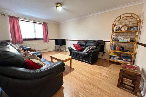 2 bedroom flat to rent, Gurney Close, Barking