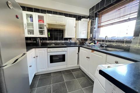 2 bedroom flat to rent, Gurney Close, Barking