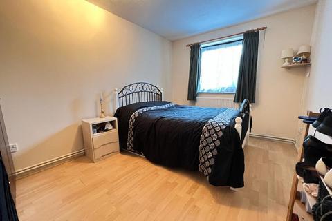 2 bedroom flat to rent, Gurney Close, Barking