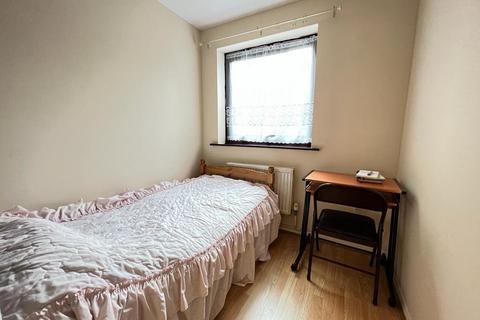 2 bedroom flat to rent, Gurney Close, Barking