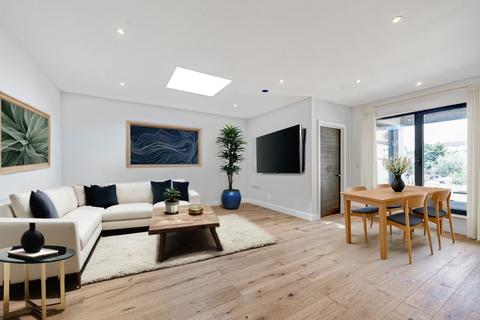 3 bedroom flat for sale, Kingston Road, London, SW20
