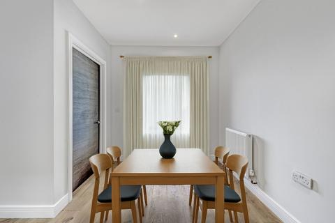 3 bedroom flat for sale, Kingston Road, London, SW20