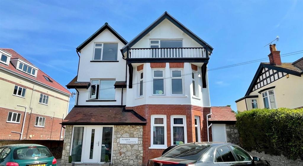 COLLEGE AVE 18 TOP FLOOR FLAT.jpg