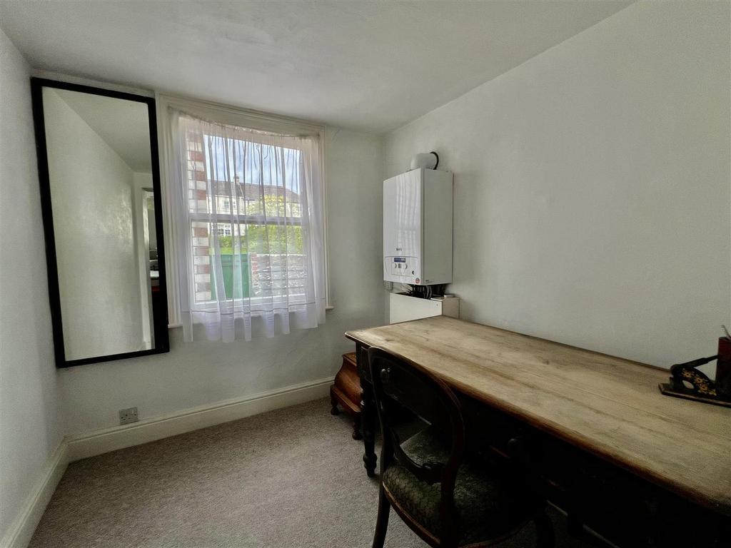 Office/bed 4