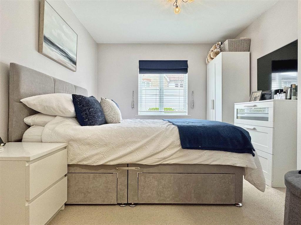 Master Bedroom b.jpg
