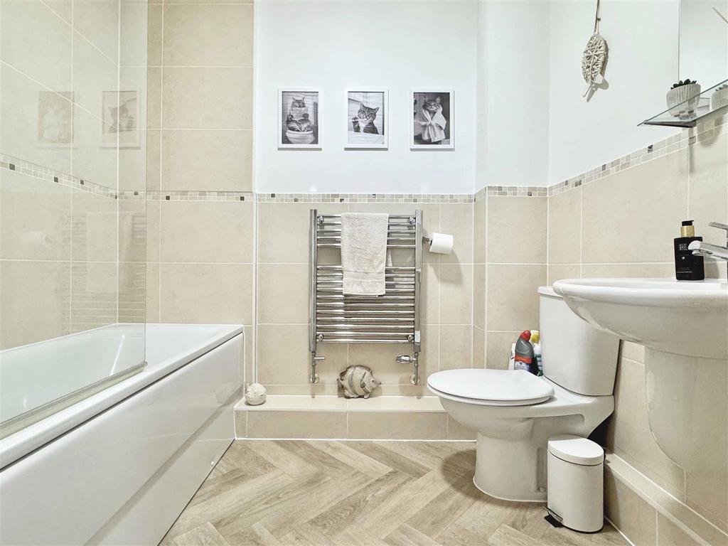 Bathroom c.jpg