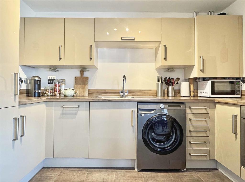 Kitchen b.jpg