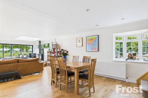 7b The Avenue, Wraysbury, Staines, TW19 5EY