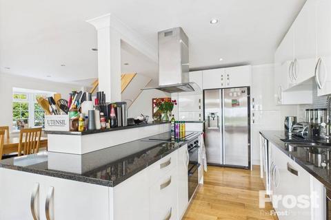 7b The Avenue, Wraysbury, Staines, TW19 5EY
