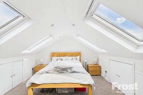 7b The Avenue, Wraysbury, Staines, TW19 5EY