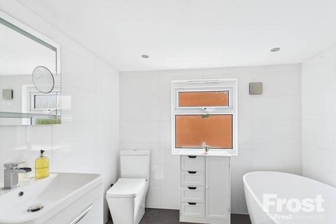 7b The Avenue, Wraysbury, Staines, TW19 5EY