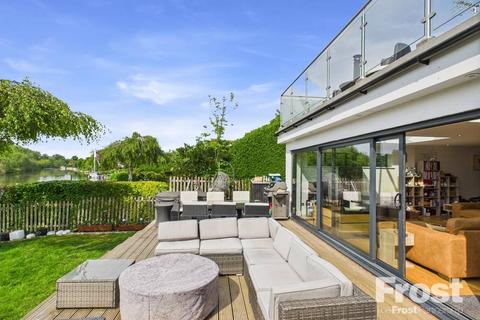 7b The Avenue, Wraysbury, Staines, TW19 5EY