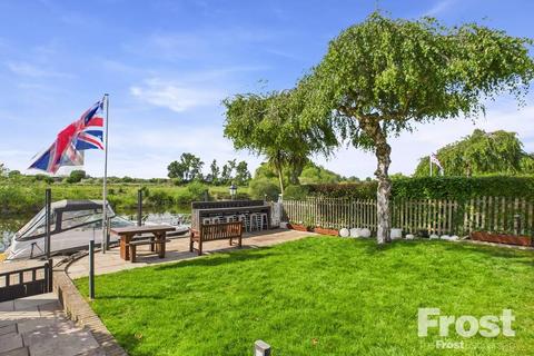 7b The Avenue, Wraysbury, Staines, TW19 5EY