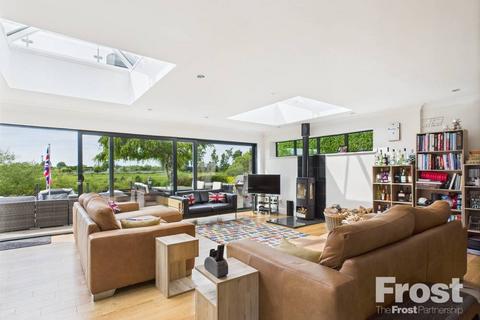 7b The Avenue, Wraysbury, Staines, TW19 5EY