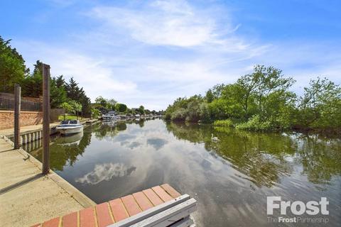 7b The Avenue, Wraysbury, Staines, TW19 5EY